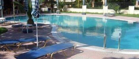 Seasonal outdoor pool, pool umbrellas, sun loungers