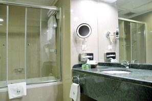 Bathtub, hair dryer, towels, soap - Habitat Hotel All Suites - Jeddah (Jeddah)