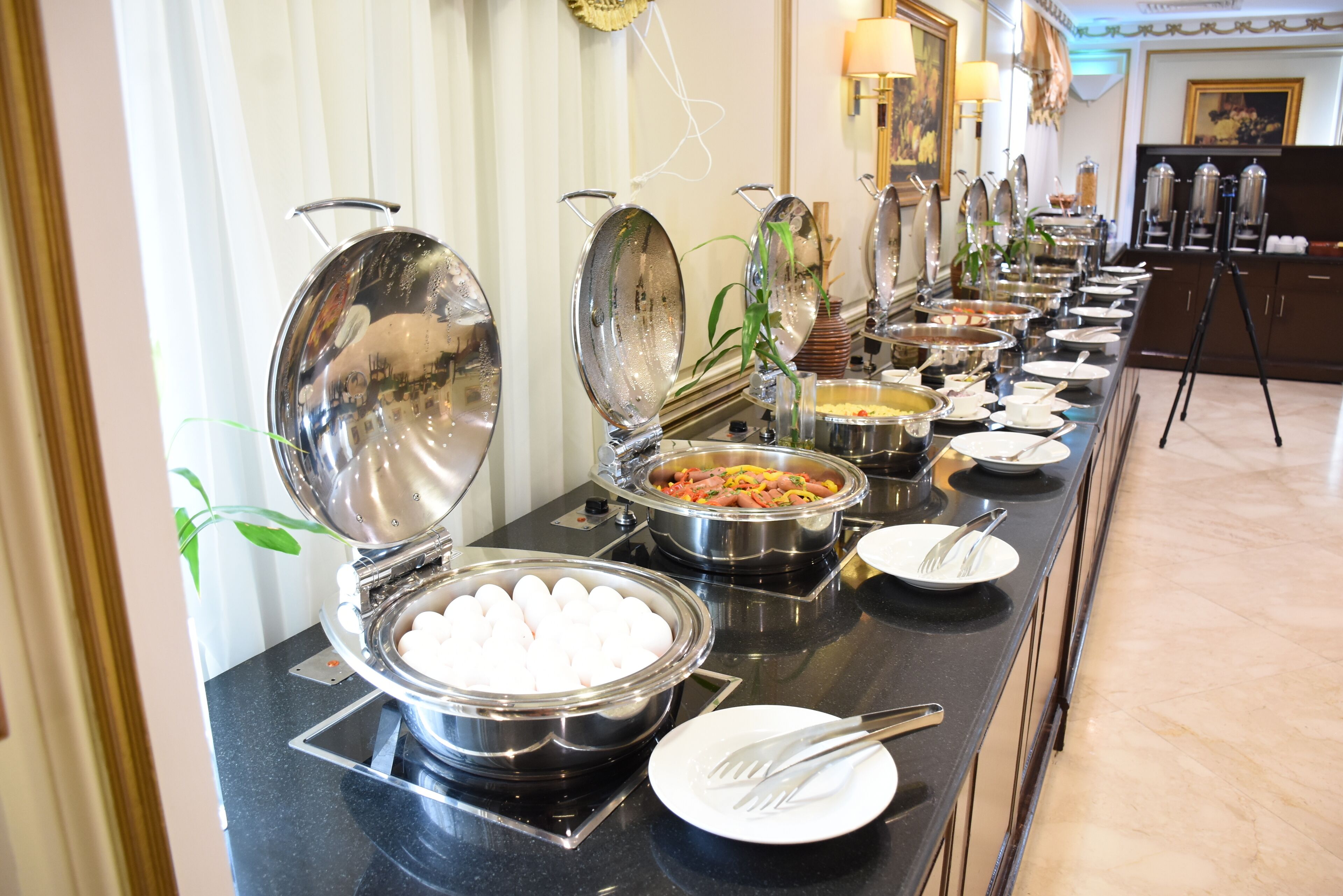 Daily buffet breakfast (SAR 100 per person)
