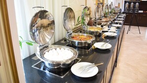 Frokostbuffé hver dag (mot et tillegg)