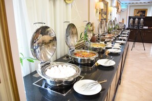Daily buffet breakfast (SAR 100 per person)