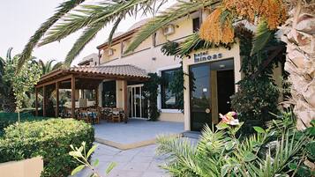 Vista frontal de la propiedad