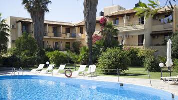 Alberca al aire libre por temporada y sombrillas en la alberca