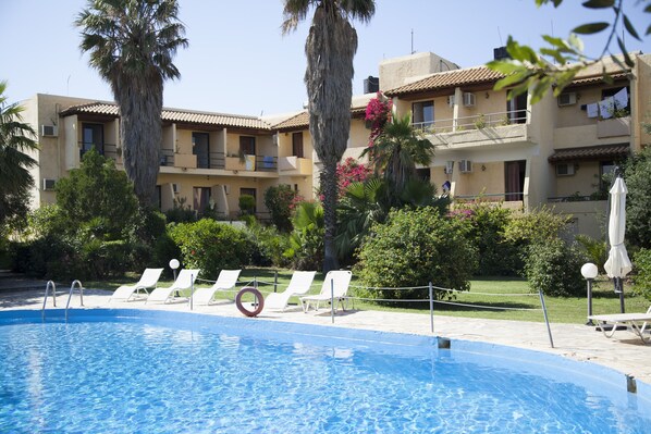 Piscine extérieure (ouverte en saison), parasols de plage