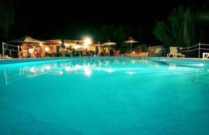 Sæsonbestemt udendørs pool, parasoller, liggestole