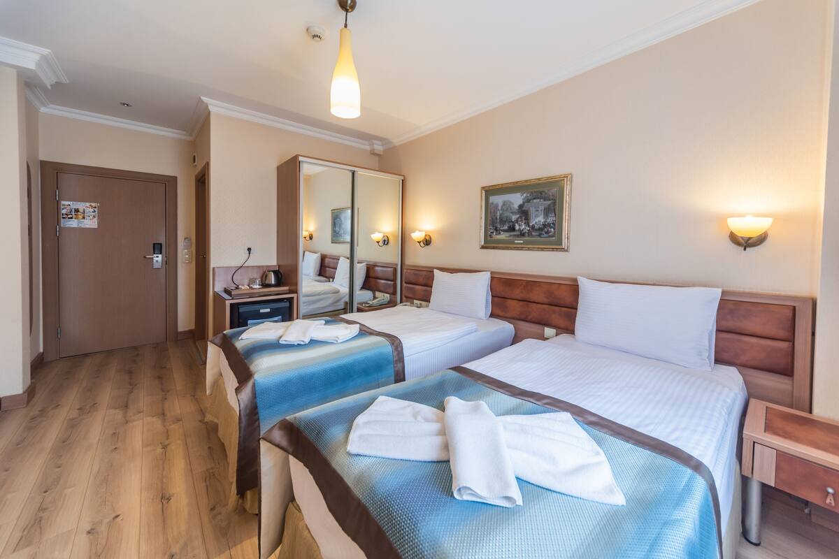 Habitación estándar con 2 camas individuales, 2 camas individuales | Sábanas de algodón egipcio, ropa de cama de alta calidad y minibar