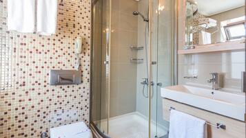 Douche, douche à « effet pluie », articles de toilette gratuits