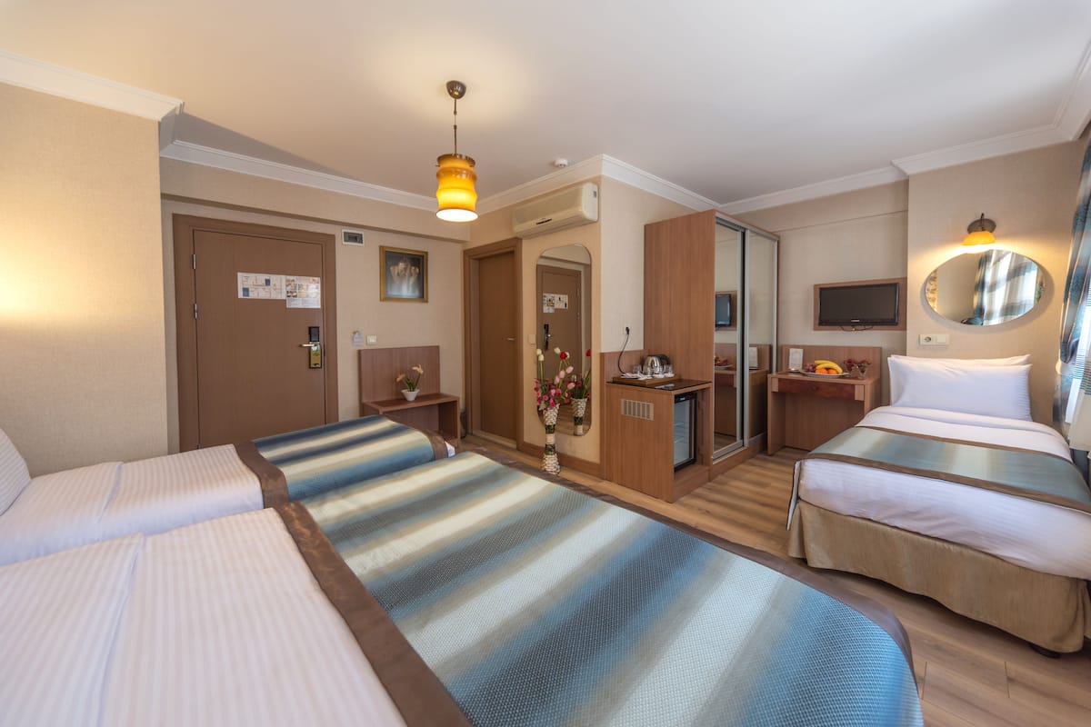 Habitación familiar, 1 habitación | Sábanas de algodón egipcio, ropa de cama de alta calidad y minibar