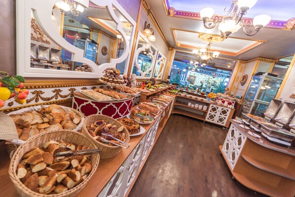 Breakfast, lunch, dinner served; international cuisine  - Senabil Hotel Old City (Istanbul)