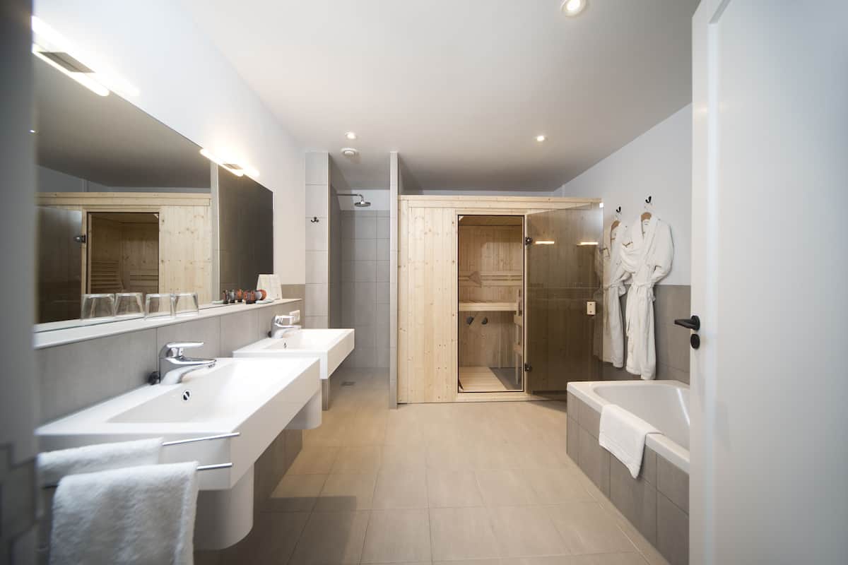 luxury suite (loft & spa) | bathroom | free toiletries, hair dryer, towels
