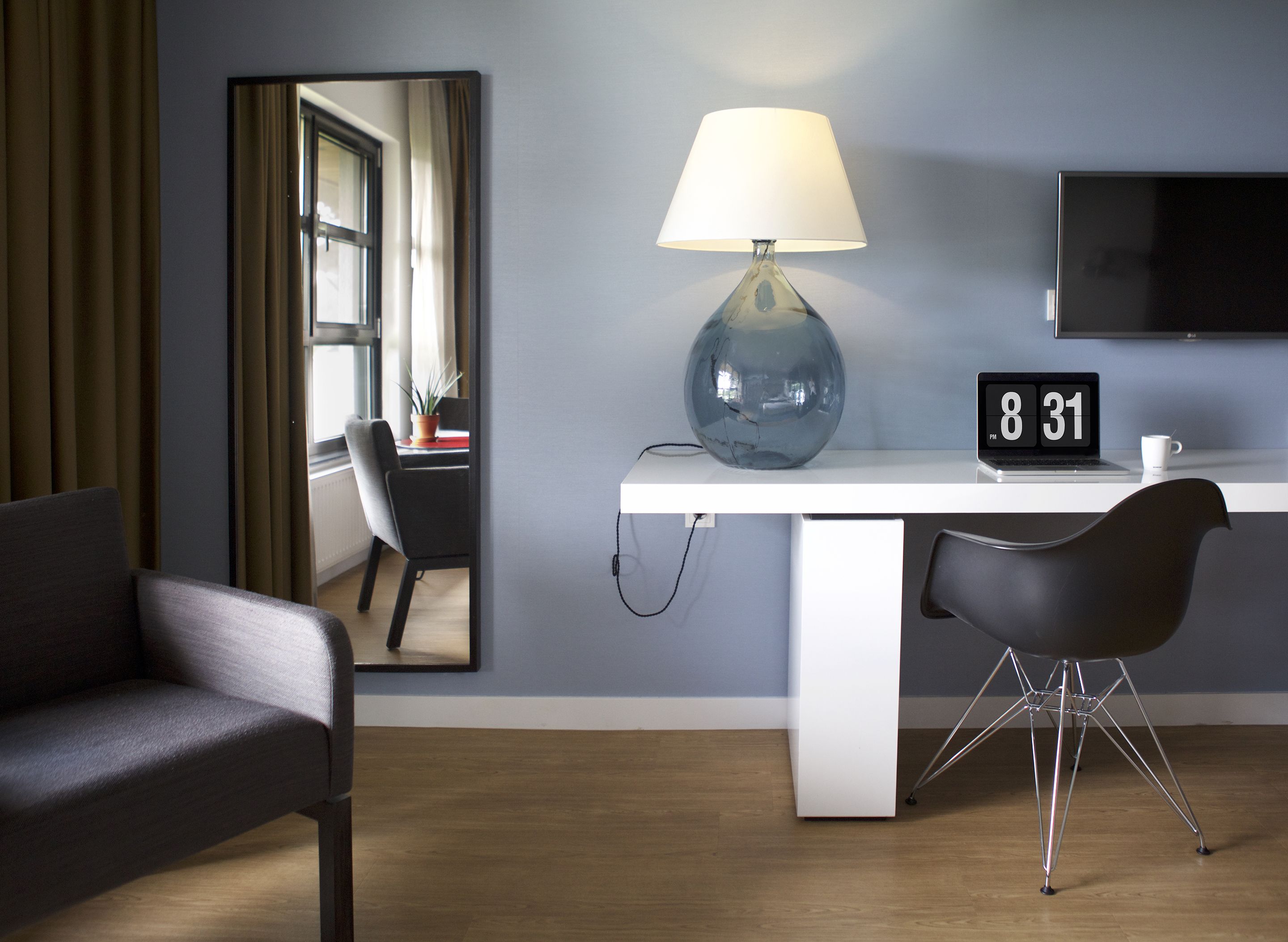 deluxe room, river view | living area | 40-inch flat-screen tv with satellite channels, tv