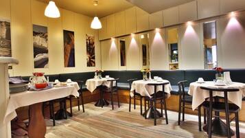 Tägliches Frühstücksbuffet (8 EUR pro Person)