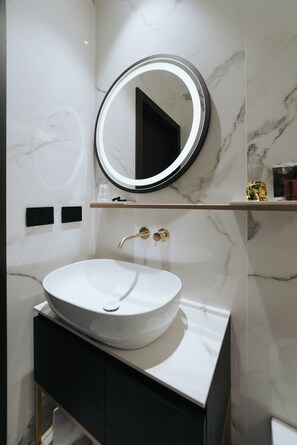 Superior Room | Bathroom | Free toiletries, hair dryer, towels