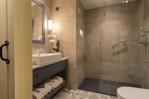 Deluxe Room | Bathroom | Free toiletries, hair dryer, bathrobes, towels
