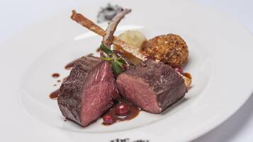 บริการอาหารเช้า อาหารกลางวัน และอาหารเย็น