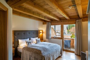 غرفة مزدوجة - سرير ملكي | أغطية فراش متميزة وخزنة داخل الغرفة ومكواة/لوح كي وأسرّة أطفال/رضّع