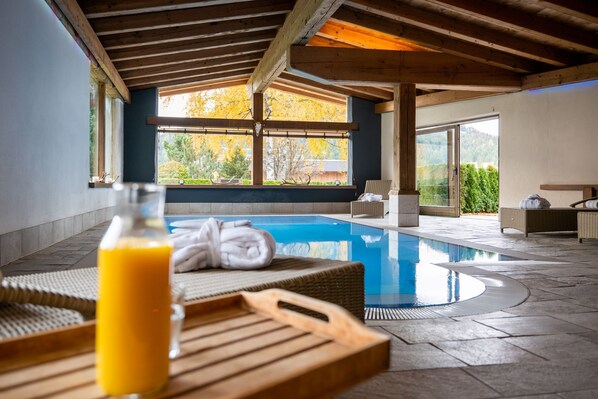 Innenpool, geöffnet von 08:00 Uhr bis 20:00 Uhr, Liegestühle