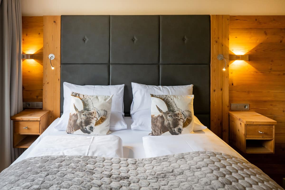 double room, 1 king bed | premium bedding, in-room safe, iron/ironing board, cots/infant beds