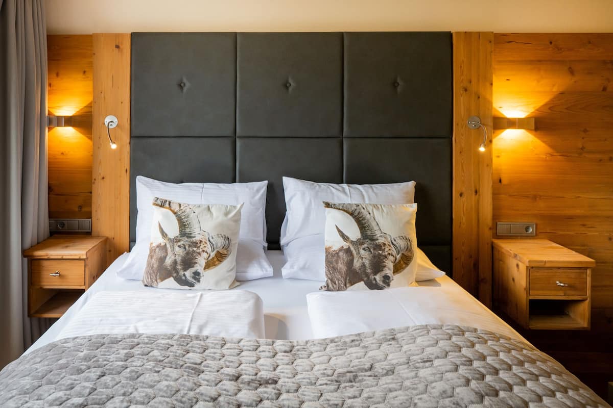 Tweepersoonskamer, 1 kingsize bed | 3 slaapkamers, luxe beddengoed, een kluis op de kamer