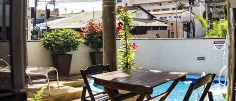 Una piscina al aire libre