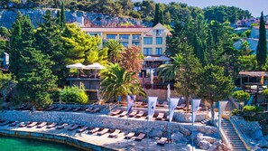 On the beach, sun loungers, beach umbrellas, beach towels - Podstine Hotel (Hvar)
