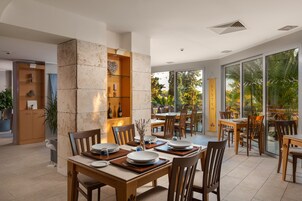 Café da manhã, almoço e jantar