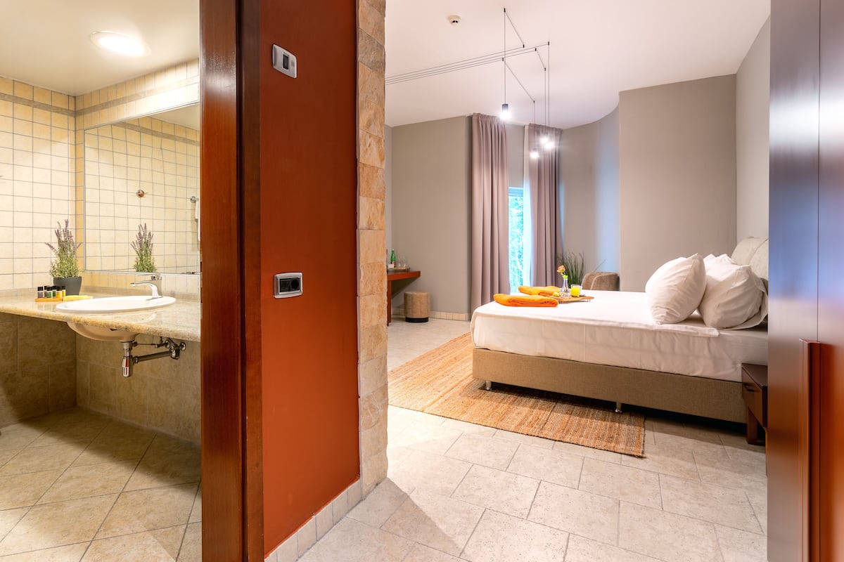 standard room, 1 double bed, garden view, corner | 1 bedroom, premium bedding, select comfort beds, minibar