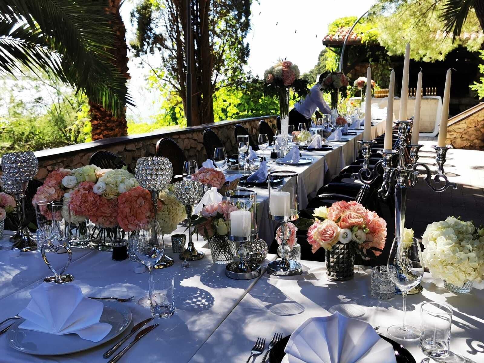 breakfast, lunch and dinner served