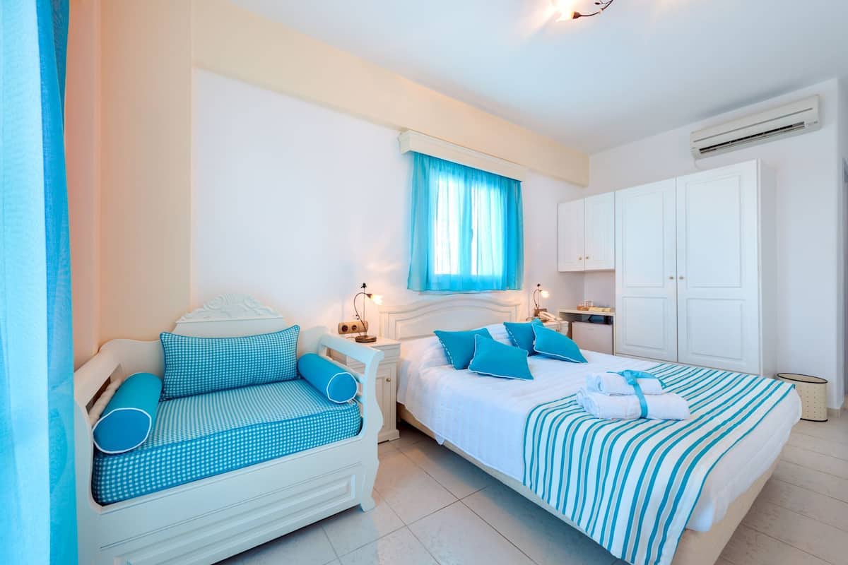 Superior Room, Jetted Tub | 1 bedroom, minibar, in-room safe, individually decorated