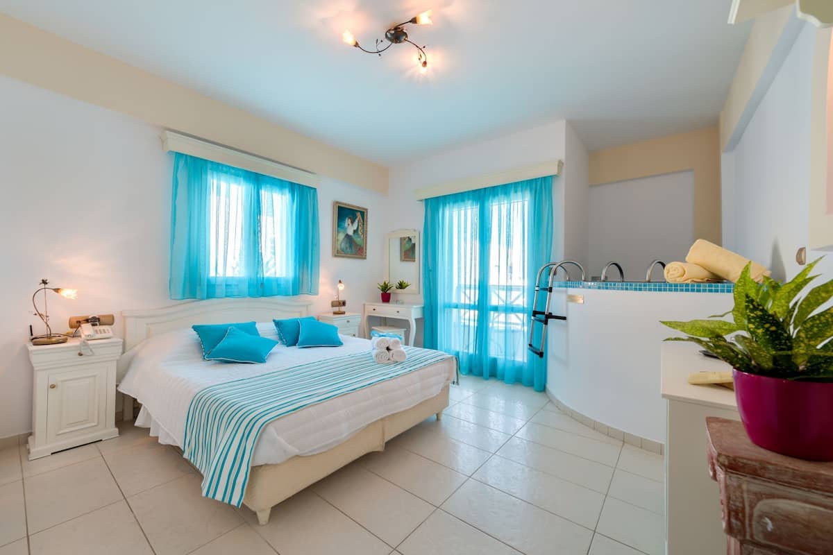 Standard Room, Hot Tub, City View | 1 bedroom, minibar, in-room safe, individually decorated