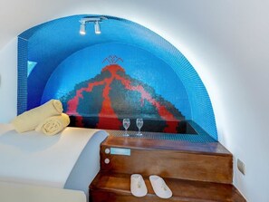 Minibar, in-room safe, individually decorated, individually furnished - Ellinon Thea Boutique Hotel (Santorini)