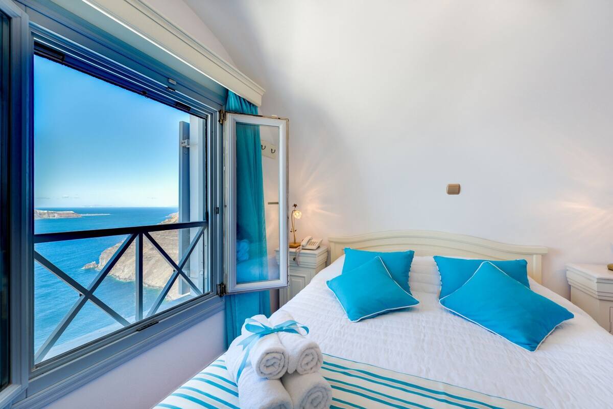 deluxe duplex, hot tub, sea view | 1 bedroom, minibar, in-room safe, individually decorated