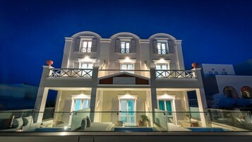 Fachada de la propiedad por la tarde o noche