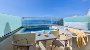 Triple Room With Hot Tub and Caldera View  | Minibar, in-room safe, individually decorated, individually furnished - Ellinon Thea Boutique Hotel (Santorini)