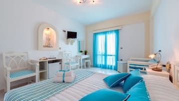 Triple Room With Hot Tub and Caldera View