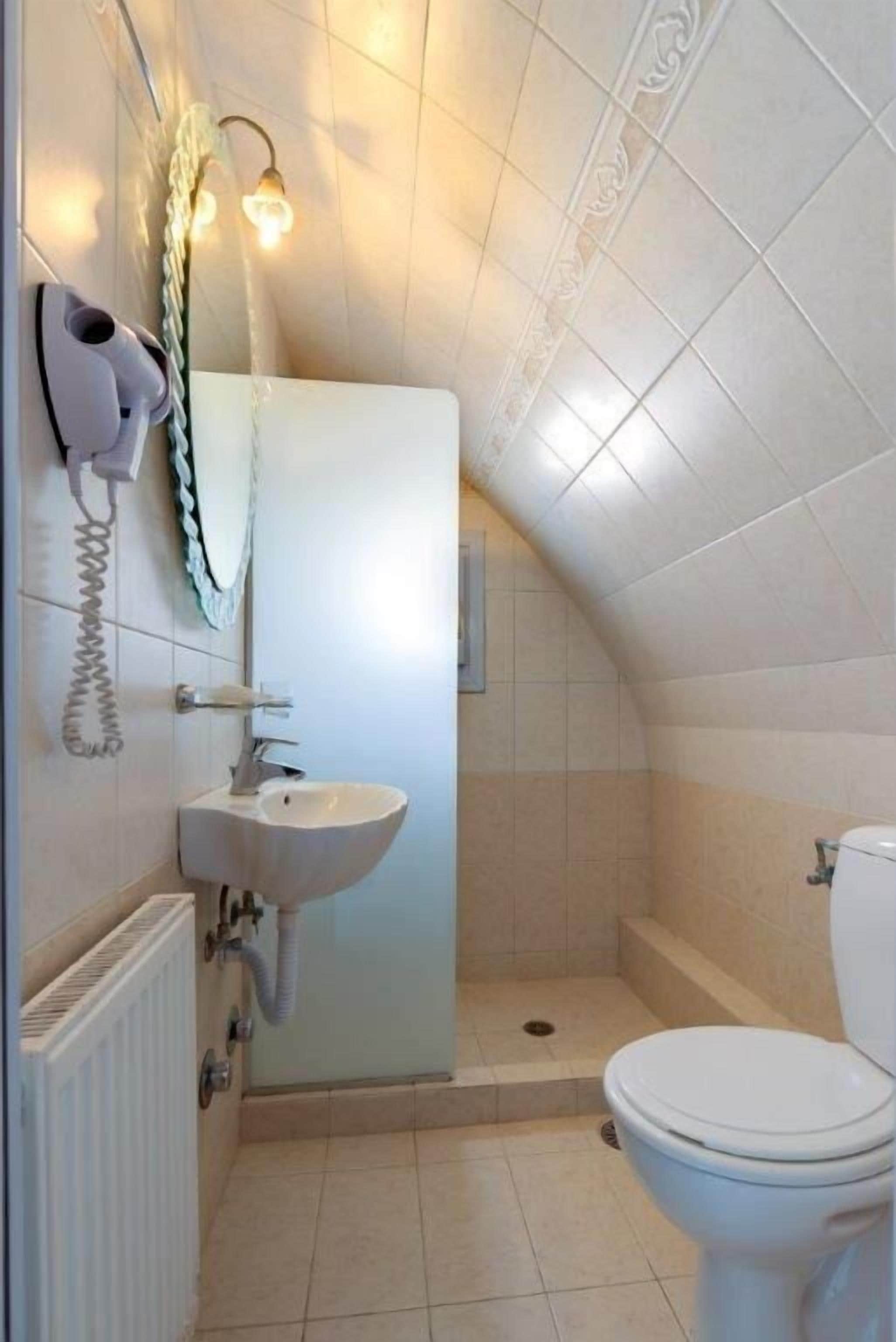 superior duplex, hot tub, partial sea view (terpsichore) | bathroom | shower, free toiletries, hair dryer, bathrobes