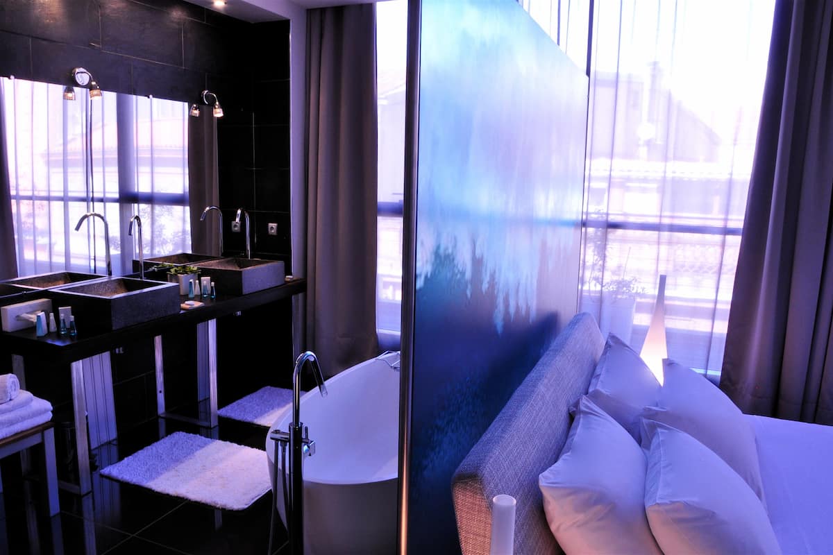 Bathtub, free toiletries, hair dryer, towels
