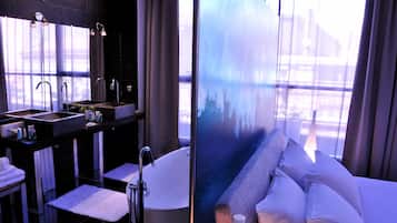 Bathtub, free toiletries, hair dryer, towels