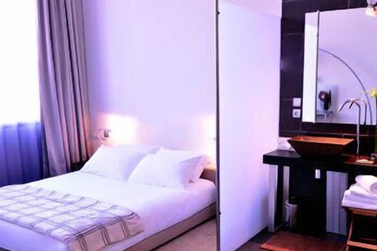 Select Comfort beds, minibar, in-room safe, soundproofing