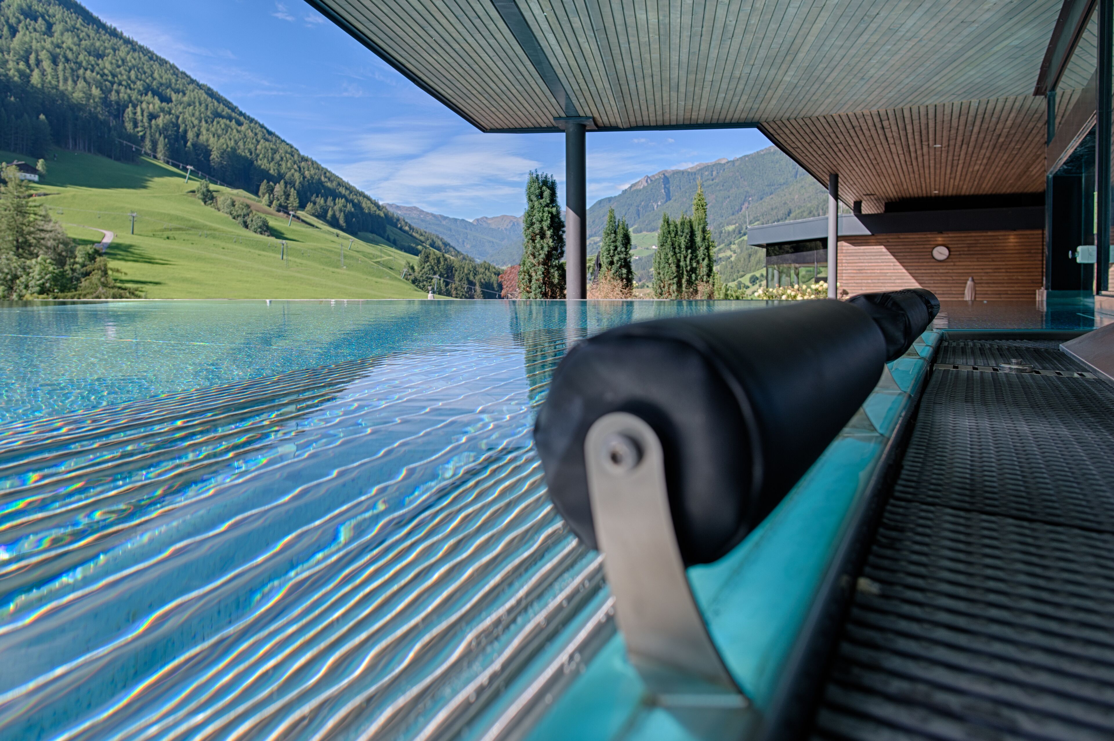 Zona de piscina con vistas a un paisaje montañoso.