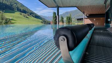 Zona de piscina con vistas a un paisaje montañoso.