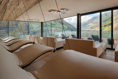 Salas de tratamiento para parejas, un sauna, baño turco. LUNARIS Wellnessresort