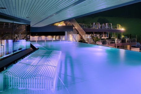 Una piscina techada, una piscina al aire libre. LUNARIS Wellnessresort