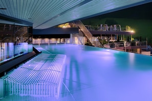 Piscine couverte, piscine extérieure, chaises longues