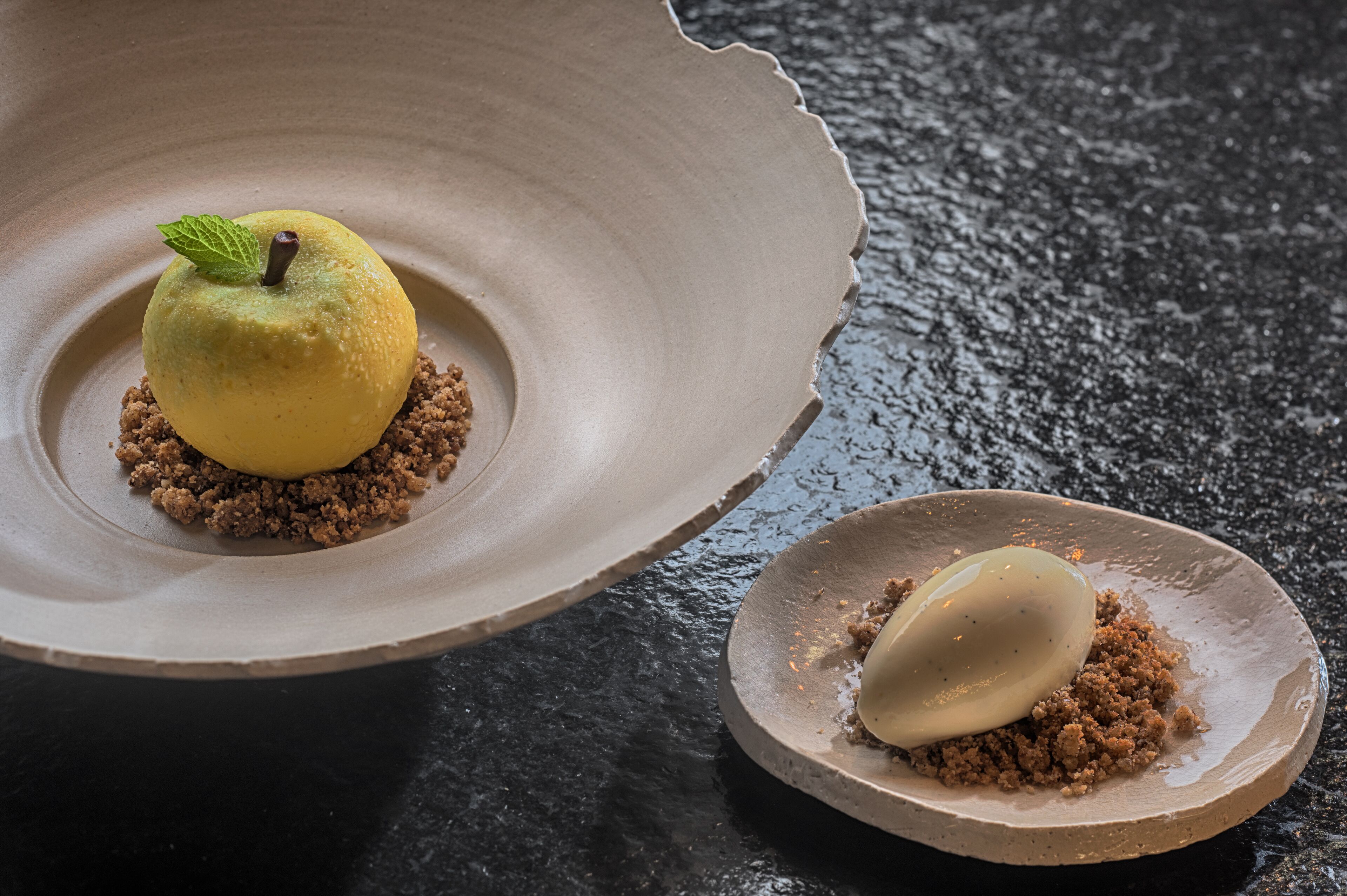 Une présentation de dessert sur une assiette en céramique à la base texturée.
