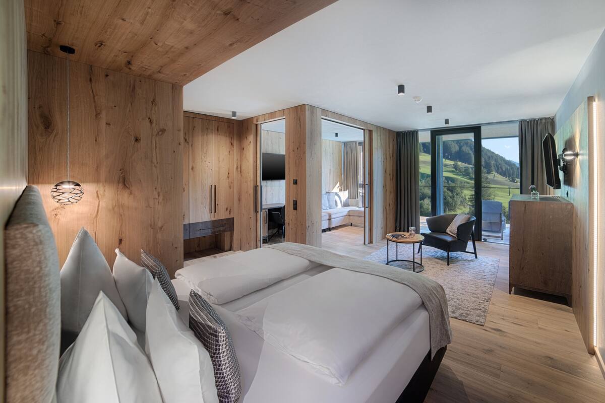 executive suite | minibar, in-room safe, desk, soundproofing