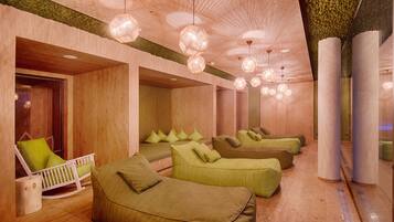 Um espaço de spa com paredes de madeira, assentos acolchoados verdes e iluminação pendente.