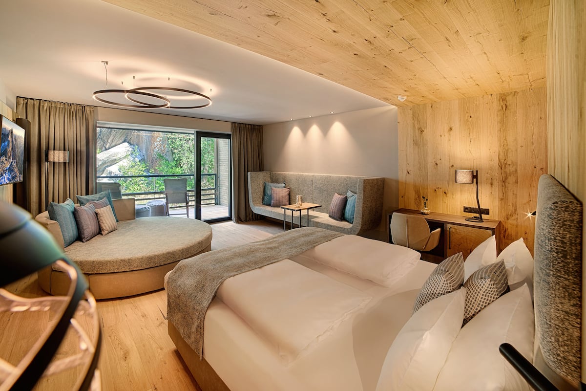 suite | living room | smart tv