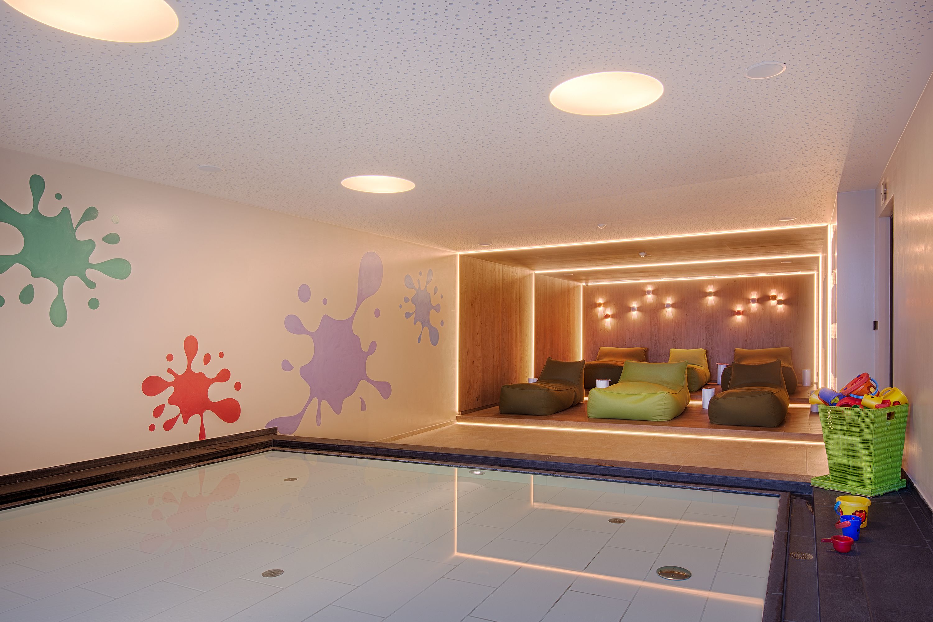 室内游泳池，室外游泳池，日光浴躺椅