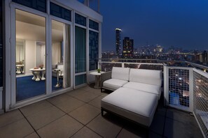 Suite, Balcony (NoMo) | Egyptian cotton sheets, premium bedding, down comforters, in-room safe - NoMo SoHo (New York)